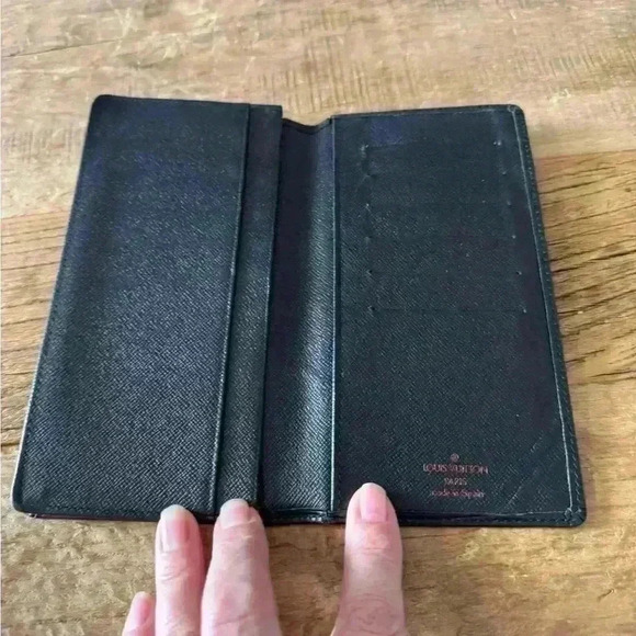 🎉❤️Louis Vuitton Epi Brazza Wallet ~Epi Leather~ Black ~ EUC!~ 💯 % Authentic - Picture 2 of 8